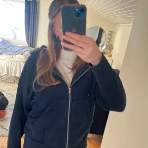 Blå zip hoodie  - Säljer denna marinblåa zip hoodie då jag har 2st av samma. Den är lite oversized i storleken men jättefin!💙
