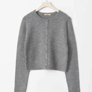 Grå kofta från Gina Tricot - Säljer en stilren grå kofta från Gina Tricot. Är använd ett fåtal gånger, så väldigt fint skick. 