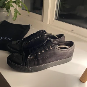 Lanvin skor  - Hej, nu säljer jag ett par lanvins i perfekt skick med en en liten defekt på Toe capen se bild 5. Dust bag följer med vid köp. Dom är i storlek 44-45 och Dom är 100% äkta.Tveka inte på att höra av dig vid minsta lilla fundering. Pris går att diskutera vid snabb affär, Mvh stylespotresell💯
