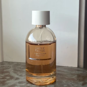 Yves Rocher SABLE FAUVE 100ml parfym - Säljer en Yves Rocher parfym i doften SABLE FAUVE. 100ml flaska, ca 80ml kvar.               Doftkompositionen består av:         	- Tonkaböna: Ger en rund och fyllig sötma.                     	- Cistus (labdanum): Bidrar med glödande, hartsartade noter som påminner om bränt guld och kåda.                                                                       - Bensoeharts: Tillför en ljus, ambradoftande ton med inslag av söt mandel och en mycket svag bränd doft. 