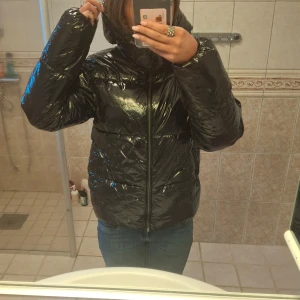 Pufferjacka från Nelly - Jag säljer en pufferjacka från Nelly. Den är bra i storleken och varm. En ny jacka på nellys hemsida kostar 799 kronor. Använd endast en gång. 💞