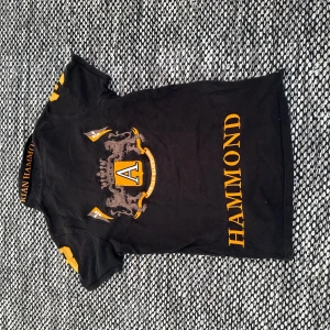 Svart piké  - Snygg svart piké med broderi i gott skick eventuellt några lösa trådar i broderiet 