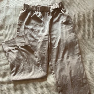 Beiga pyjamas byxor från Gina Tricot - Snygga beiga pyjamas byxor från Gina Tricot med elastisk midja💕