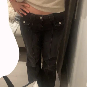 Lågmidjade jeans - Snygga lågmidjade jeans ifrån H&M. Har inga fickor där bak vilket är snyggt! 