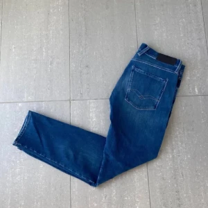 Replay anbass jeans - Säljer nu dessa replay anbass jeans som är använda ett fåtal gånger. Storleken är w32/L30. Cond 9/10. Tveka inte på att höra av dig ifall du undrar över något.🤩