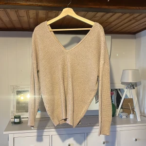 Beige stickad tröja från Shein - Säljer en mysig beige stickad tröja från Shein. Tröjan har en v-ringad design och långa ärmar. Den är i storlek S. Helt oanvänd, råkade köpa två.