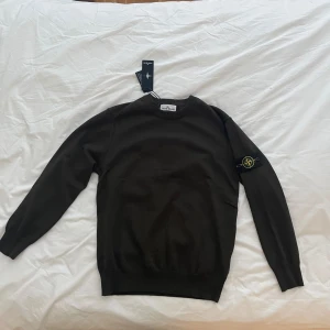 Stone Island tröja - Stickad Stone Island tröja som jag använt några gånger. Väldigt bra skick. Hör av er vid intresse