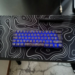NOS C450 mekaniskt tangentbord inkl kabeln - Säljer ett NOS C450 mekaniskt tangentbord med unika blå och svarta tangenter. Tangentbordet har en kompakt design och ansluts via en spiralformad kabel. Perfekt för gaming eller kontorsarbete. Custom keys också 