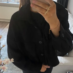 Svart kappa - Så fin svart kappa från stradavius! Nästa helt oanvänd och i perfekt skick. Passar nu till våren💕