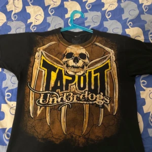 Svart T-shirt med tryck från Tapout - Tapout tröja osäker på om jag vill sälja beror på om hur mkt ngn kan tänka sig att köpa den för
