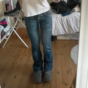 Mörkblå lågmidjade bootcut jeans  - Så sjukt snygga mörkblå jeans som är lågmidjade och bootcut som tyvärr börjar bli försmå för mig. De är i storlek W26L32, men midjemåttet i cm är 37 cm tvärs över midjan och innerbenslängden är 76 cm. Kontakta mig privat vid intresse eller frågor 💓