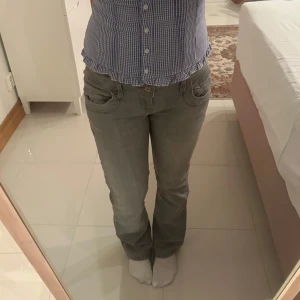 Grå jeans från LTB - Snygga grå jeans från LTB med en klassisk femficksdesign. De har en knapp och dragkedja framtill och är perfekta för en avslappnad stil. Passformen är normal och de är tillverkade i ett bekvämt material.