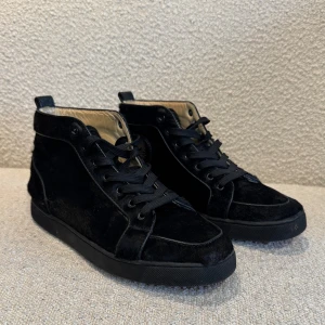 Christian Louboutin  - Svarta it-skor från Christian Louboutin, med coolt ”pony-hair” liknande material.   Använt skick. Slitna innersulor, slitna snören (se bilder)