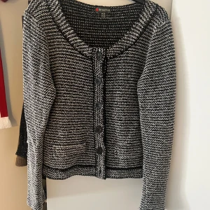 Svartvit kofta  - Snygg svartvit kofta från Street One med ett stilrent mönster. Koftan har långa ärmar och knappar framtill. Perfekt för att hålla sig varm och trendig.