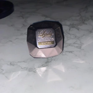 Lady Million Empire parfym - Säljer Lady Million Empire parfym från Paco Rabanne 30ml. En otroligt elegant och fin doft! Jag säljer då jag har för många parfymer! Nypris 680kr🌸