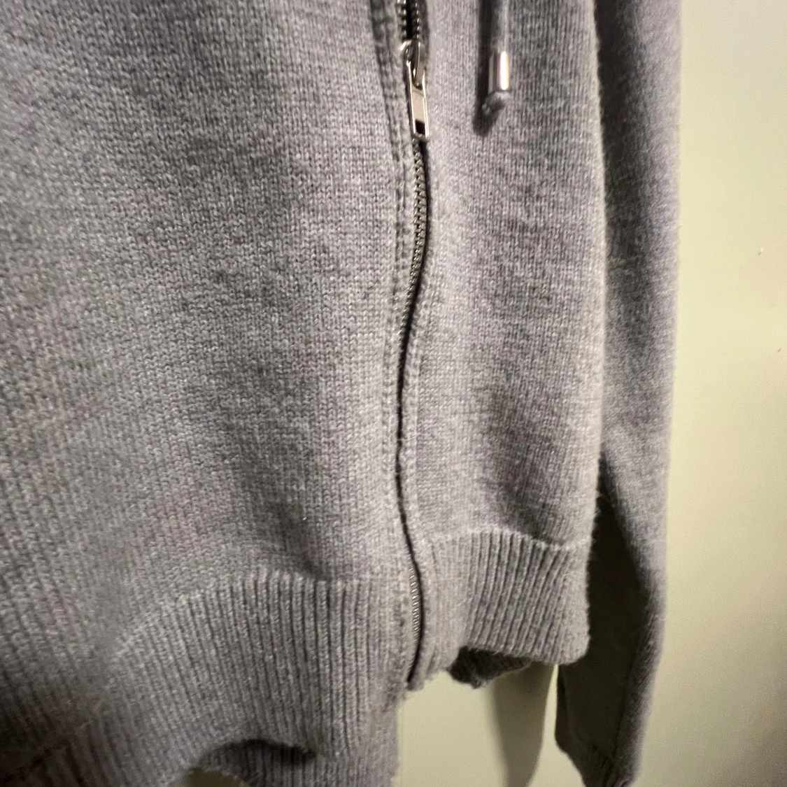 Grå stickad hoodie från Gina  - 3