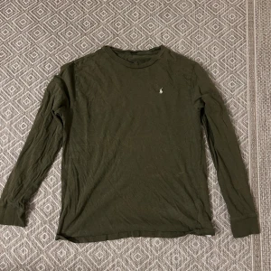 Olivgrön långärmad tröja från Ralph Lauren - Långärmad tröja från Ralph Lauren i storlek M. Skriv om du undrar något. Mvh Simon