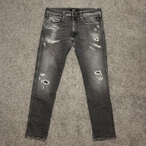 Replay Jeans - Tja säljer nu ett par riktigt snygga Replay jeans i storlek W33 för endast 899kr! ‼️strl 36 passar mer som 33 då det är jondrill modellen, passar alltså mindre ‼️Modellen är 182cm och väger 80kg. Pris är ej hugget i sten, hör av er i dm vid funderingar 🙌