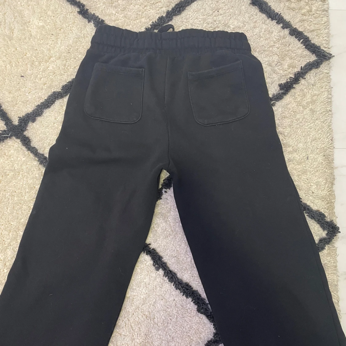 Svarta mjukisbyxor med snörning - 1