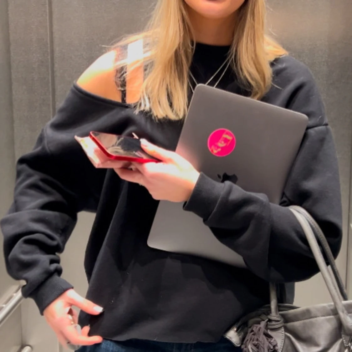 Svart tröja med cut out