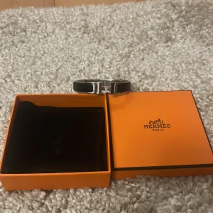 Svart och silvret armband  - Nypris: 8300kr.                                   Skick:9/10.                                                Äkta !!!!