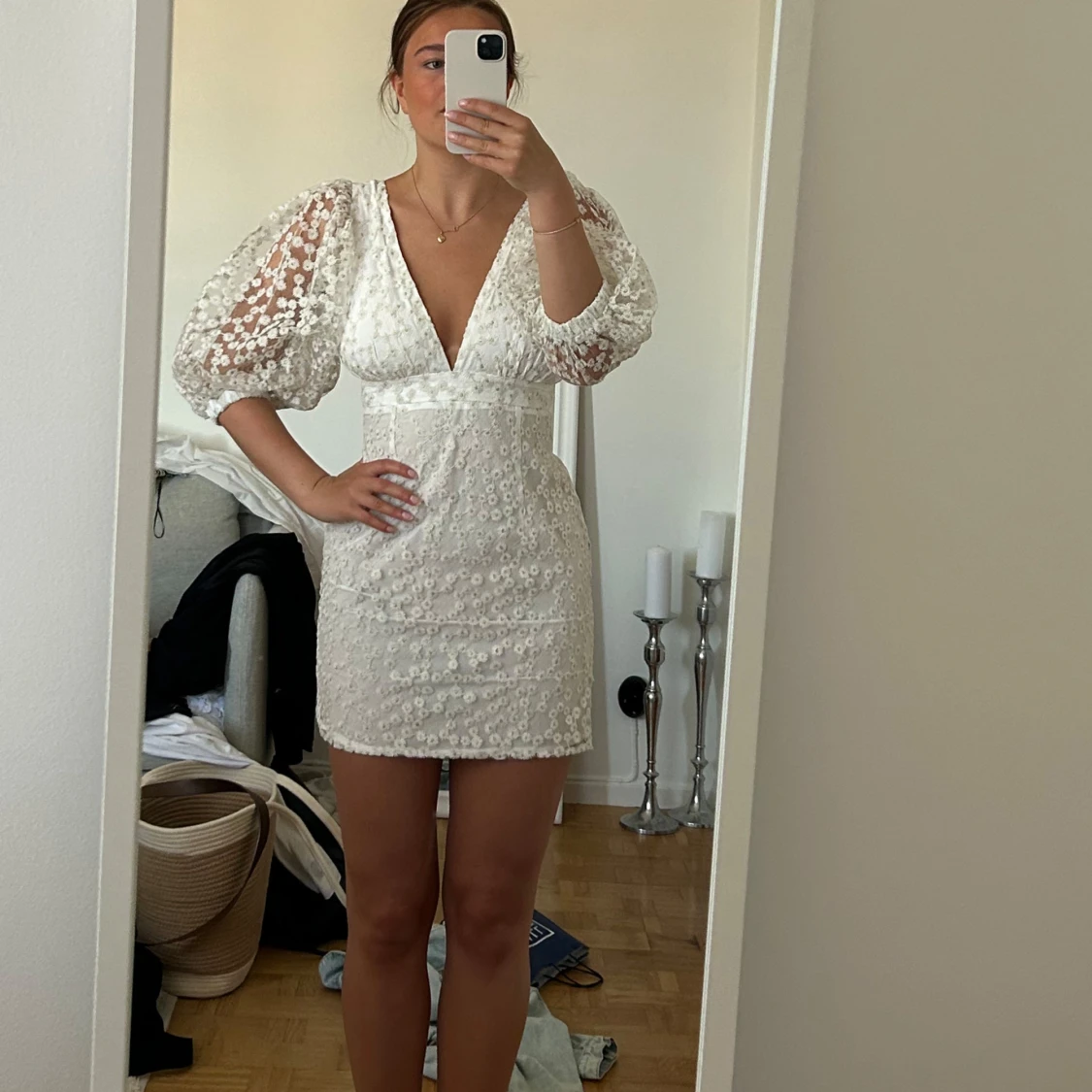 Vit kortklänning med puffärmar, passar perfekt till studenten!! - 2