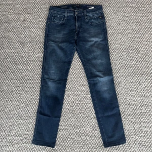 REPLAY ANBASS HYPERFLEX JEANS  - Replay anbass hyperflex jeans - Slim fit passform - Storlek W32/L32 - Nypris runt 1800kr -  Deluxecloset