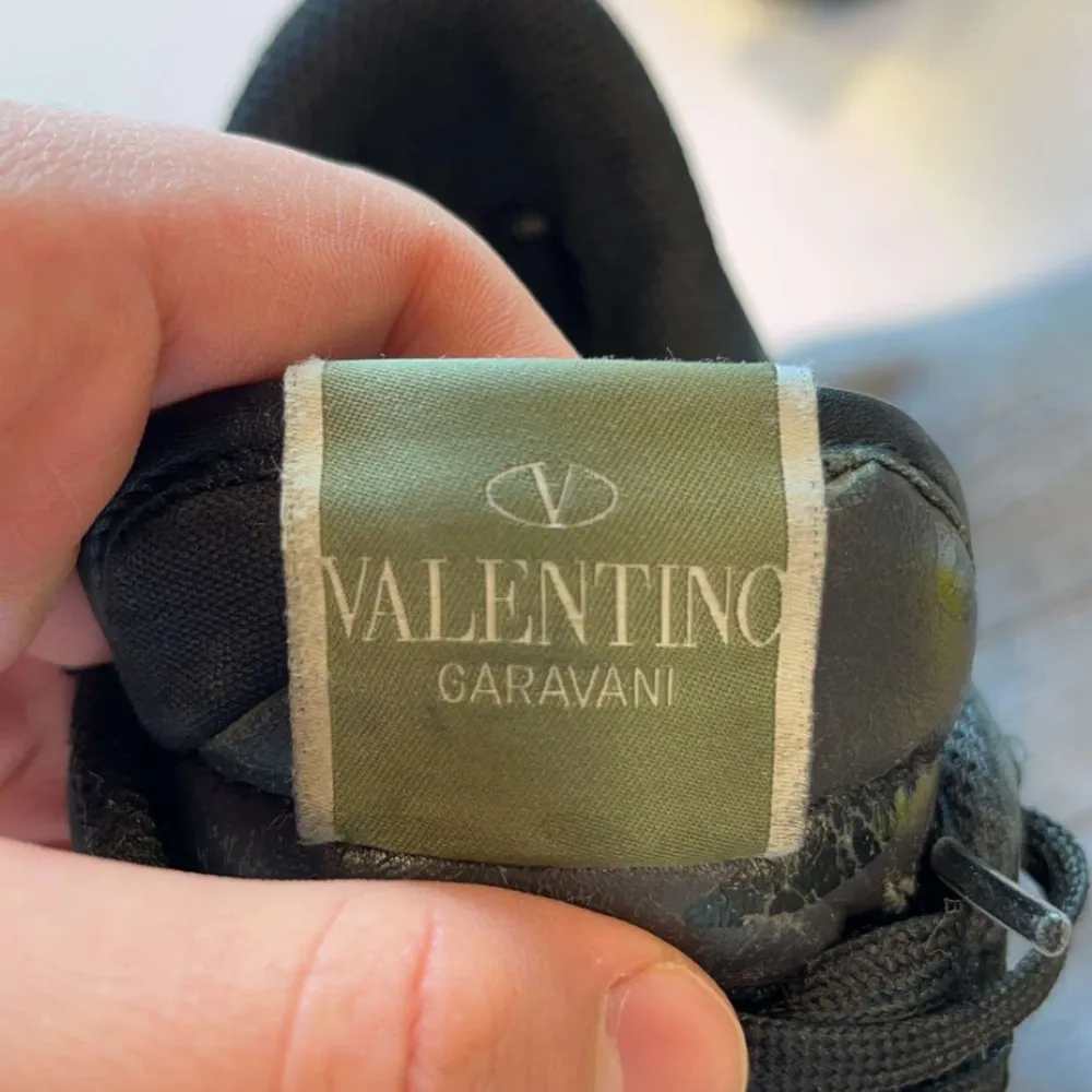 Snygga Valentino Garavani sneakers i en cool camouflage-design. Skorna har en klassisk snörning och är tillverkade i en kombination av material som ger en unik look. Perfekta för dig som vill ha en stilren men ändå iögonfallande stil.. Kengät.