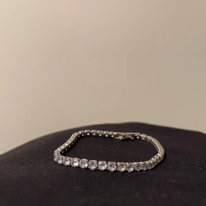Tennisarmband - Säljer ett helt nytt tennisarmband. Diamanterna (ej riktiga diamanter) är 4 mm breda och armbandet är 20 cm långt. Kontakta mig vid frågor!
