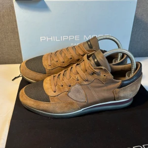 Philippe Model trpx - Snygga bruna Phillipe Model Trpx skor. Storlek 42. Använda några veckor.  endast en liten defekt på sulan som knappast syns. !Endast skorna tillkommer vid köp! Pris kan diskuteras vid snabb affär. Skriv vid funderingar!