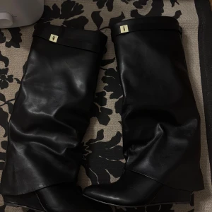 Boots  - Dö snygga boots från bohoo, kommer aldrig till användning, har endast använt en gång