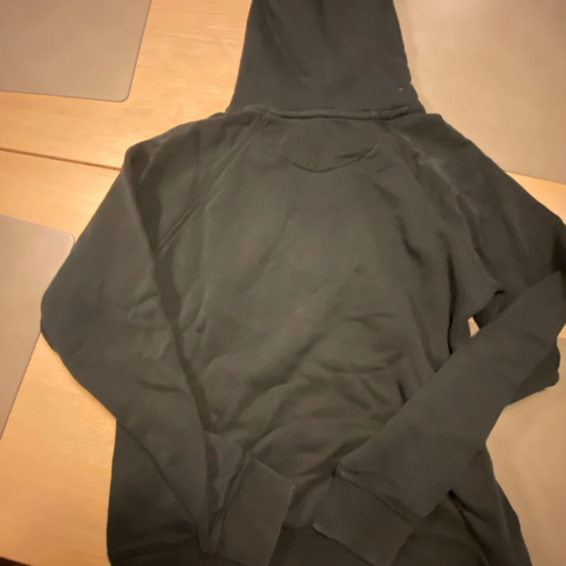 Svart hoodie från GANT - 1