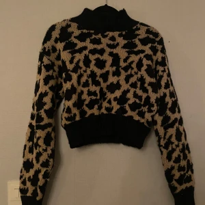 Leopardmönstrad stickad tröja från NA-KD - Säljer en c leopardmönstrad stickad tröja från NA-KD. Trökan är croppad i storlek Xxs men upplever den mer som xs/s