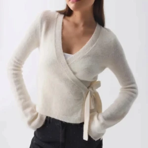 Vit omlott kofta - Säljer min superfina omlott kofta från Gina då den är lite för stor för mig, bara använd några få gånger så den är i nyskick❣️helt slut på hemsidan!! skriv privat för egna bilder🥰