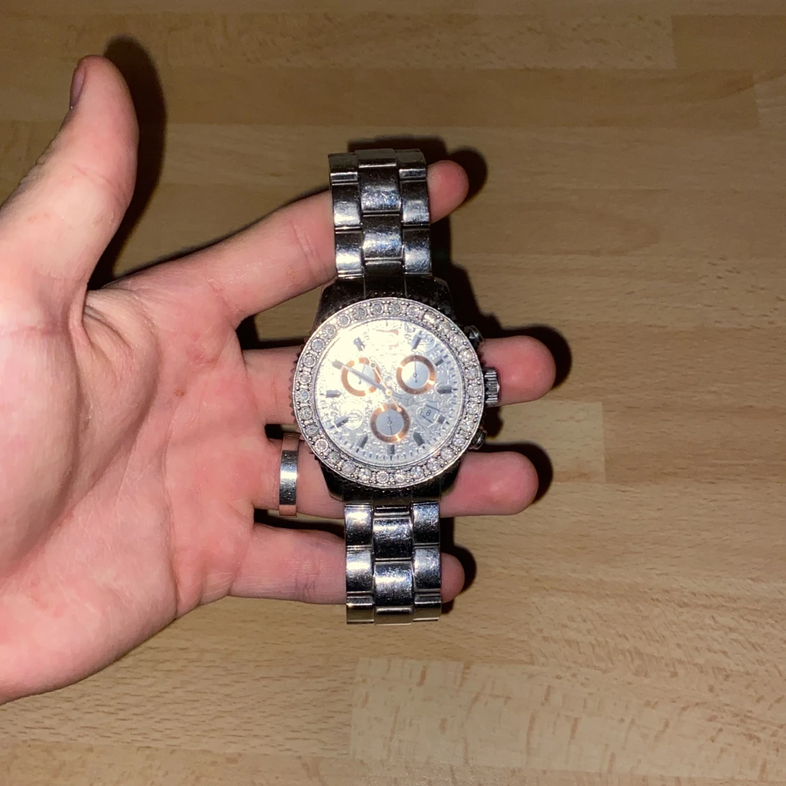 Silverfärgad klocka med strass - 1