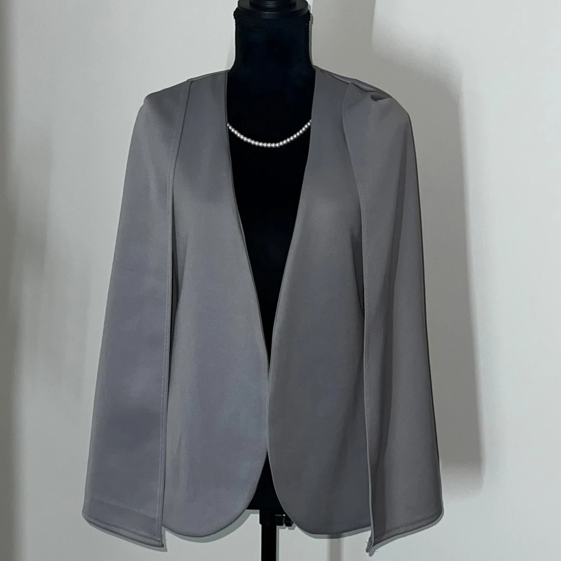 Grå kavaj med cape-design