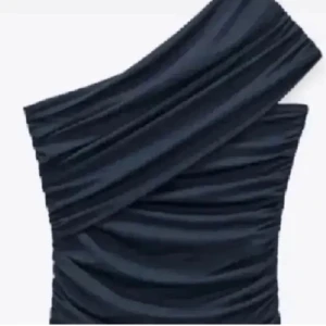Topp från zara - Skitsnygg topp från zara, säljer pga den tyvärr inte kommer till användning 🥹🥹🩷storlek xs/s