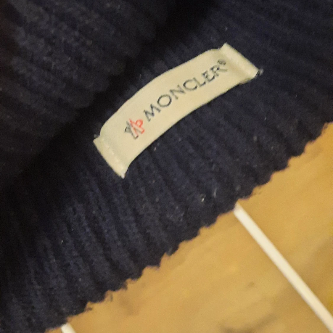 Mörkblå ribbad mössa från Moncler - 1