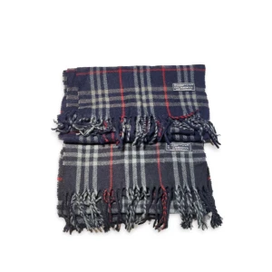 Burberry scarfs - Säljer 2 par stilrena Burberry scarfs i färgen blå och svart. | Storlek: 150cm |Skick:9/10 |Nypris: 5400kr | Priset kan diskuteras vid snabb affär! | 1 halsduk för 300! | FÖRST TILL KVARN!!