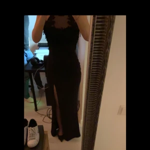 Balklänning lång - Djup i ryggen & fina detaljer med små blommor. Slit på vänster sida ben. Går ända ner t marken. Använd 1 gång.