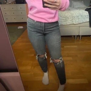 Grå jeans - Snygga grå jeans med hål vid knäna. högmidjade,till sytt resor bad i midjan 