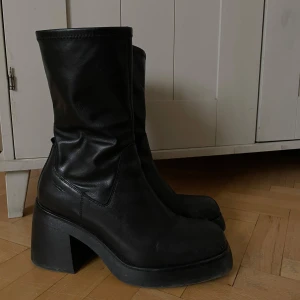 Vagabond Brooke 41, Svarta boots med klack - Snygga svarta boots i skinn med hög klack och dragkedja på sidan. Sköna att gå i. 