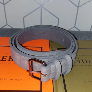 Grått bälte  - Snyggt grått bälte. Helt Nytt. Skick 10/10. 105cm långt 