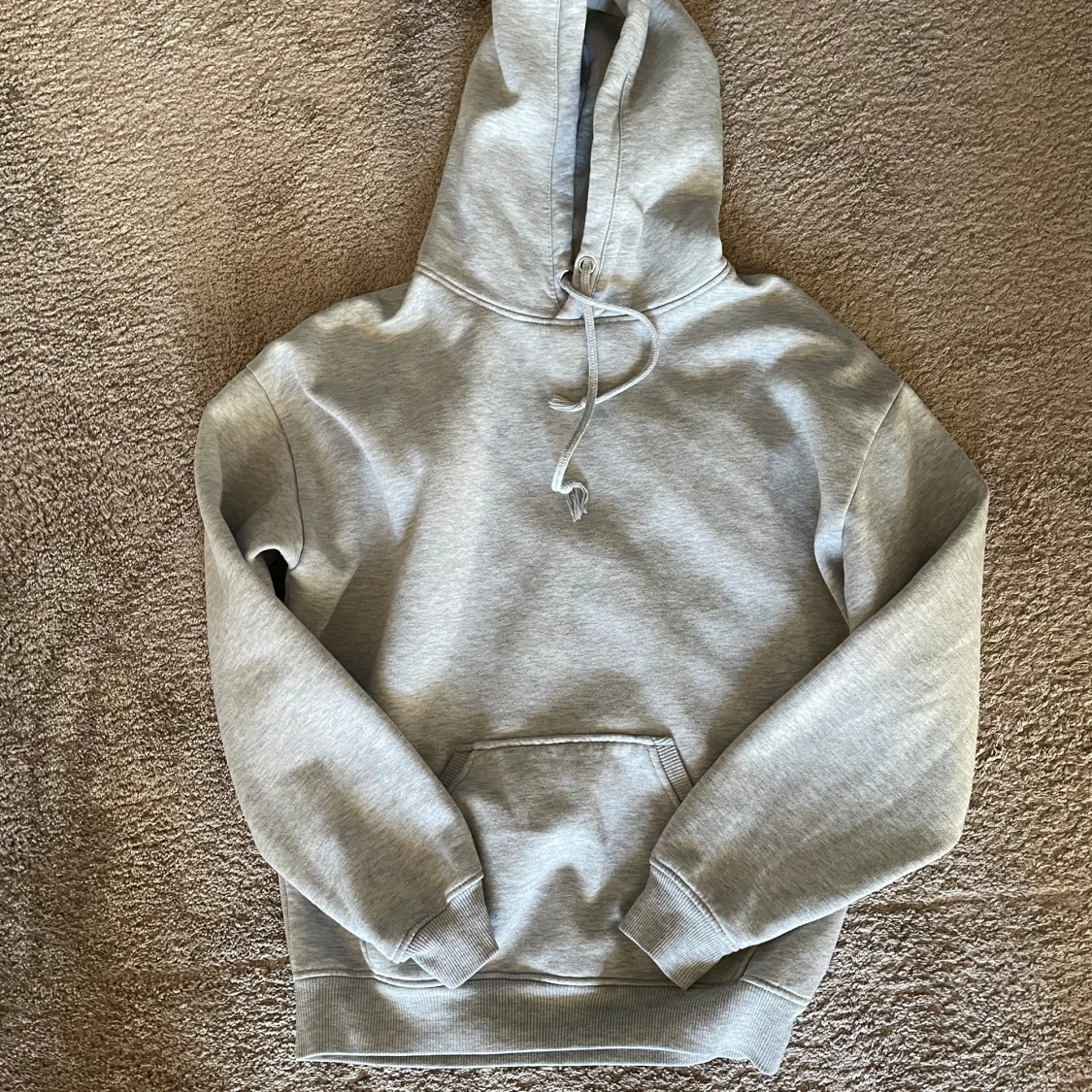 Grå hoodie från BikBok - 1