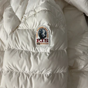 Parajumpers jacka - Vit pjs jacka, storlek M men passar även S. 