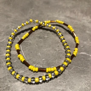 Färgglatt pärlarmband - Snyggt armband med pärlor i gult, silver och brunt. Perfekt för att ge en färgklick till din outfit. Armbandet är elastiskt och passar de flesta handleder. 100kr för båda 50kr för ett