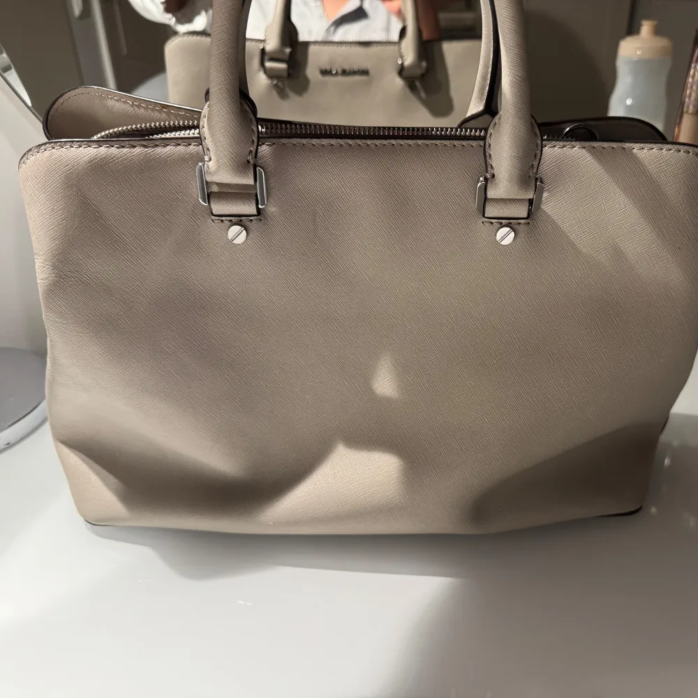 Fin handväska från Michael Kors i bra skick förutom att det rostat under väska på metallen men som inte syns när man har på dig väskan, och en fläck inuti. . Laukut & Käsilaukut.