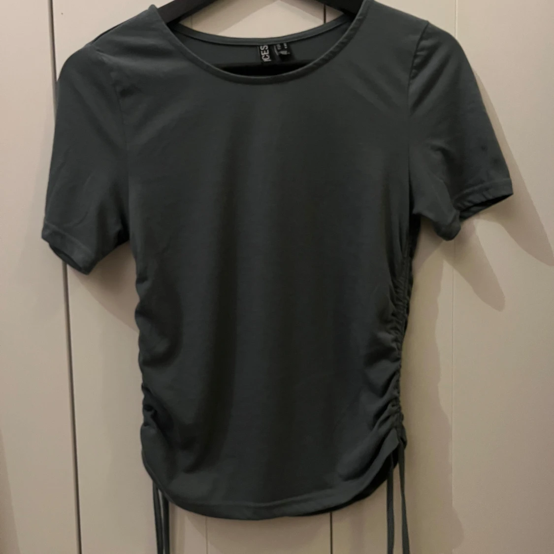 Mörkgrön kortärmad topp från Pieces