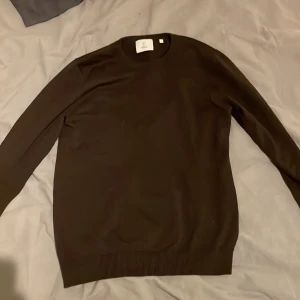Brun/ljus brun tröja  - Säljer en stilren brun tröja från Bäck. Tröjan har en klassisk design med rund hals. Använt ungefär 2-3 gånger så nästan helt ny. 