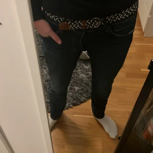 Flätat bälte - Tja säljer ett snyggt fräscht flätat bälte! Är helt toppskick, är endast provad. Införskaffat från onewear men var för liten storlek. Bara höra av dig minsta tanke😄👍
